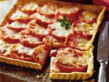 Пирог с помидорами и соусом песто