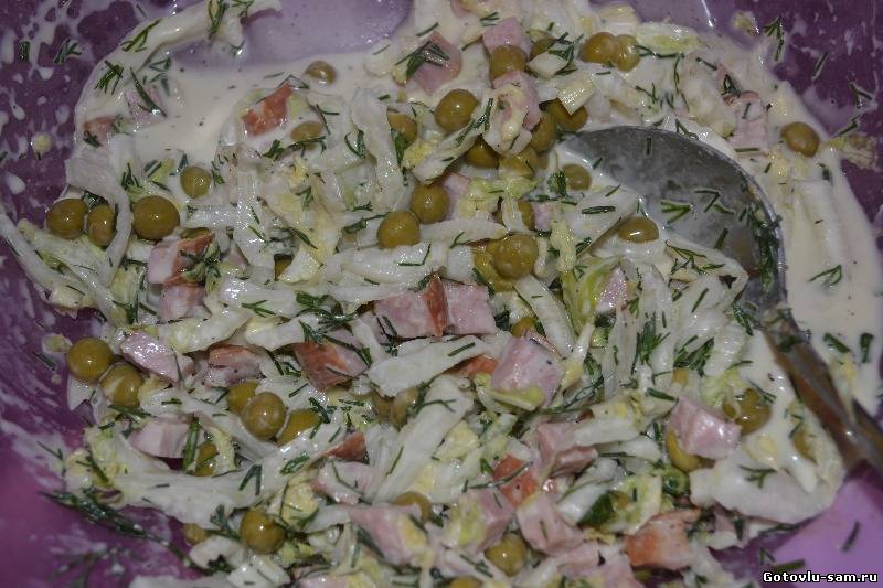 Пекинский салат с колбасой и горошком