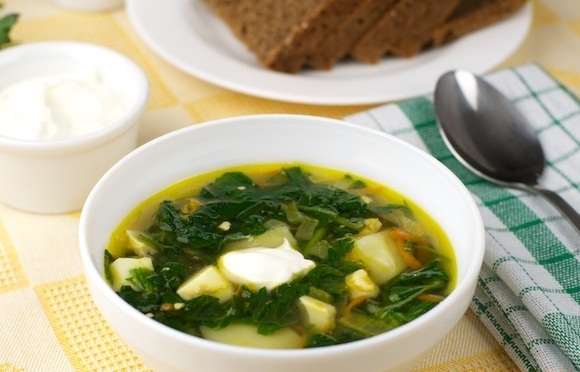 Зеленый борщ с яйцами и сметаной